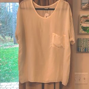 Hard Tail silky tee with crocheted sleeves